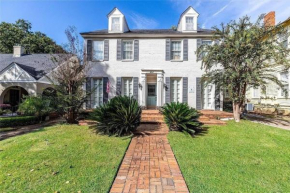 The Montgomery Manor - 5 Bedroom 4 Bath with Pool and Garage